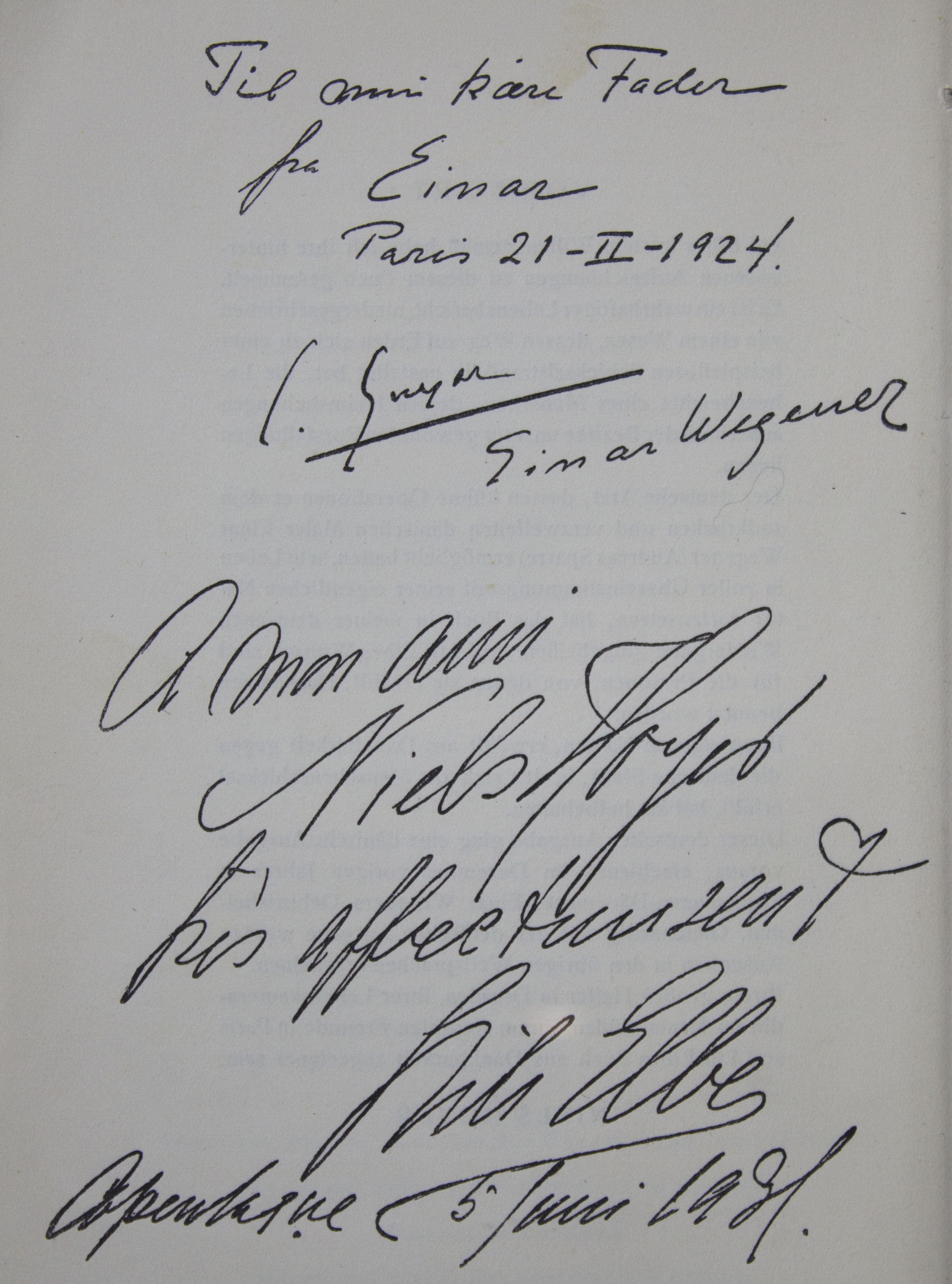 Die Handschrift vor und nach der Operation Widmungsblatt des Buches „Le
                        Livre Des Vikings'': ,,Für meinen lieben Vater von Einar – 1924''
                        „Für meinen Freund Niels Hoyer von
                            Lili Elbe –1931''