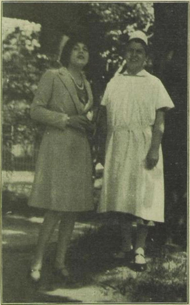 Lile Elbe (der
                                    in eine Frau verwandelte Einar
                                        Wegener) im Garten der Staatlichen Frauenklinik zu Dresden (Mai 1930)